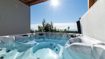 Bañera de hidromasaje al aire libre