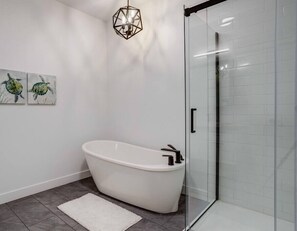 Bathtub, hair dryer, towels - Hôtel à la maison - L'Escapade ! (Orford)