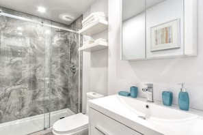 Douche, sèche-cheveux, serviettes fournies