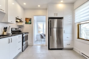 Réfrigérateur, four à micro-ondes, un four, surface de cuisson
