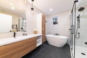 Badewanne, Haartrockner, Handtücher