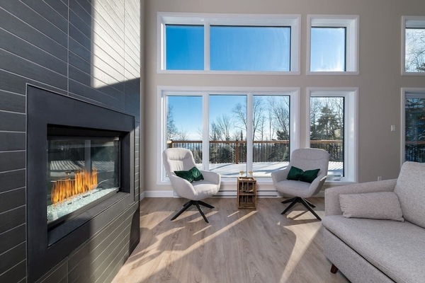 Living room with gas fireplace (1)