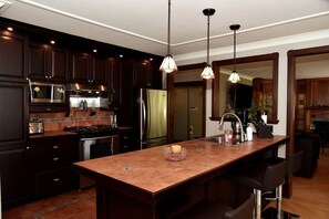 Fridge, microwave, oven, stovetop - Hôtel à la maison - Ô Repère du Capitaine avec spa (Weedon)