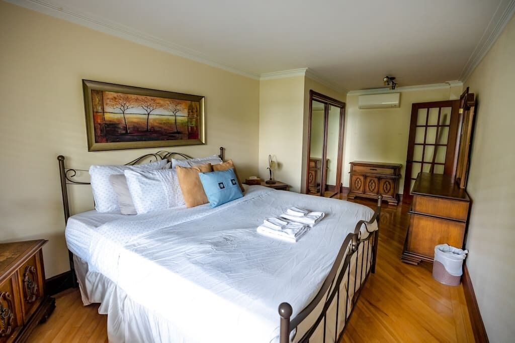 2 bedrooms, iron/ironing board, internet, bed sheets