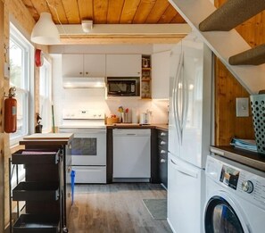 Fridge, microwave, oven, stovetop - Hôtel à la maison - Chalet Les Saisons (Orford)