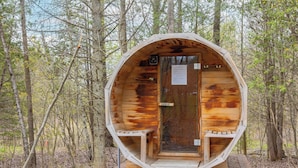 A wooden cabin with a curved entrance, a door, and a small window. - Hôtel à la maison - La Cima (Orford)