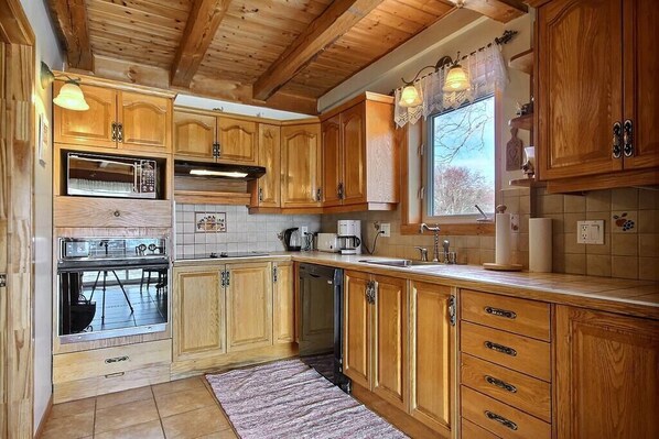 ثلاجة، ميكروويف، فرن، موقد طهي مسطح