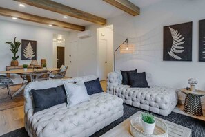 TV, fireplace - Hôtel à la maison - Le Rendez-vous ! (Orford)