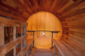 A wooden sauna with benches and a bench in the center. - Hôtel à la maison - Le Rendez-vous ! (Orford)