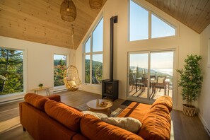 TV, fireplace - Hôtel à la maison - Mystik Charlevoix, spa et vue (Les Éboulements)