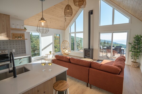 TV, fireplace - Hôtel à la maison - Mystik Charlevoix, spa et vue (Les Éboulements)