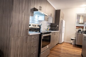 Fridge, microwave, oven, stovetop - Très spacieux chalet des Vallons et Billard (Sainte-Sophie-d'Halifax)