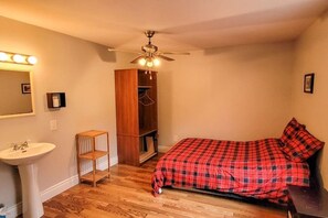 11 bedrooms, iron/ironing board, WiFi, bed sheets - Très spacieux chalet des Vallons et Billard (Sainte-Sophie-d'Halifax)