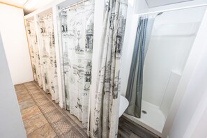 Regadera, secadora de cabello, toallas 