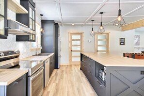 Fridge, microwave, oven, stovetop - Hôtel à la maison - Entre-Deux-Monts (Saint-Tite-des-Caps)