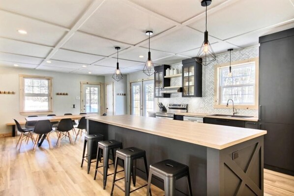 Fridge, microwave, oven, stovetop - Hôtel à la maison - Entre-Deux-Monts (Saint-Tite-des-Caps)