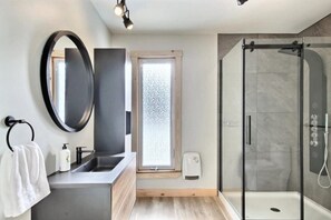 Badewanne, Haartrockner, Handtücher