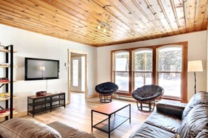 TV, foosball - Hôtel à la maison - Entre-Deux-Monts (Saint-Tite-des-Caps)