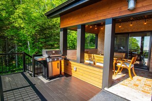 Outdoor dining - Hôtel à la maison - Panorama, spa et fleuve (Les Éboulements)