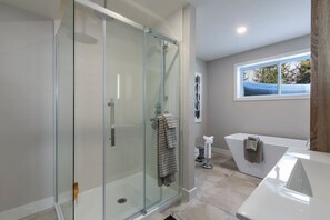 Badewanne, Haartrockner, Handtücher