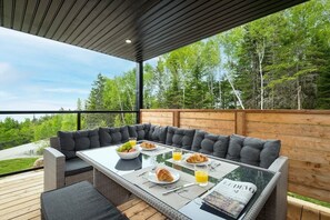 Outdoor dining - Hôtel à la maison - Le Visionnaire, spa et vue (Les Éboulements)