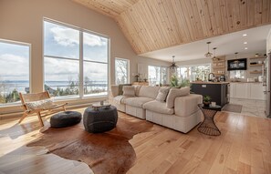 Televisión, chimenea, futbolito y oficina 