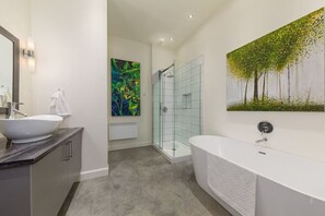 Badewanne, Haartrockner, Handtücher
