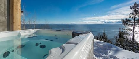 Outdoor spa tub