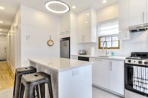 Refrigerador, microondas, horno y parrilla de estufa