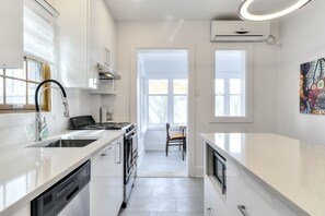 Fridge, microwave, oven, stovetop - Hôtel à la maison - Le Gaillard (Montreal)