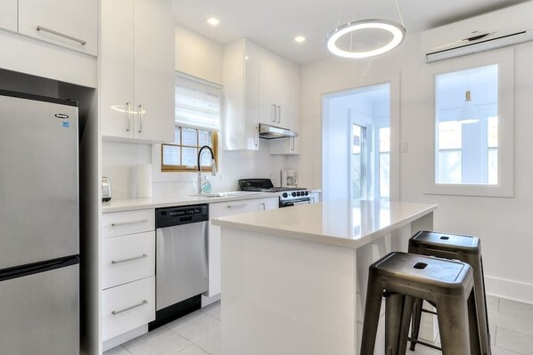 Fridge, microwave, oven, stovetop - Hôtel à la maison - Le Gaillard (Montreal)