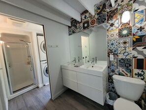Een douche, een haardroger, handdoeken