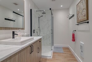 Bathtub, hair dryer, towels
