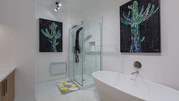 Badewanne, Haartrockner, HandtĂŒcher