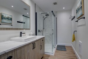 Badekar, hårtørrer, håndklæder