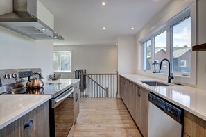 Een koelkast, een magnetron, een oven, een kookplaat