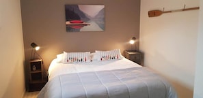 4 bedrooms, iron/ironing board, Internet, bed sheets