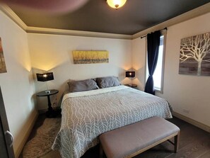 4 bedrooms, iron/ironing board, internet, bed sheets