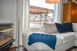 Fernseher, Kamin, DVD-Player