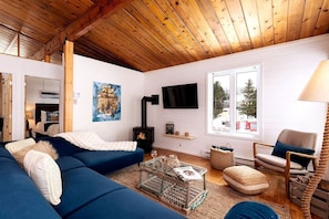TV, fireplace - Hôtel à la maison - Cap à L'Île, vue, fleuve et spa (Saint-Joseph-de-la-Rive)