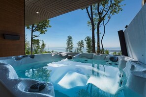 Outdoor spa tub - Hôtel à la maison - Villa Ocena, spa et fleuve (Les Éboulements)