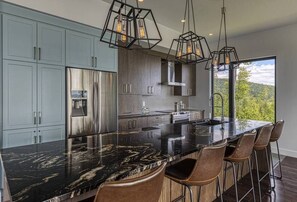 Fridge, microwave, oven, stovetop - Hôtel à la maison - Villa Ocena, spa et fleuve (Les Éboulements)