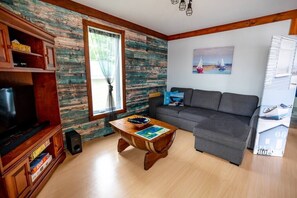 Fernseher, Kamin, Tischtennisplatte