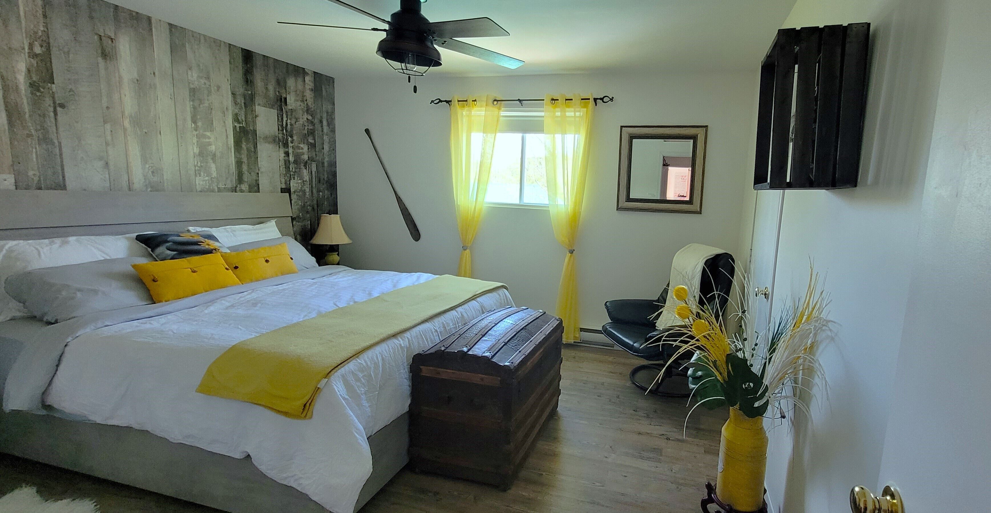 4 bedrooms, iron/ironing board, internet, bed sheets