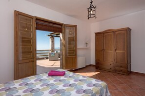 4 bedrooms, iron/ironing board, WiFi, bed sheets - El Sabuco - Four Bedroom Villa, Sleeps 8 (Carataunas)