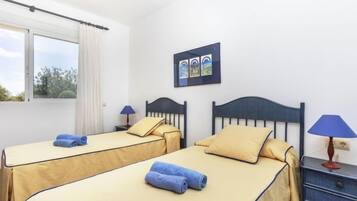 2 slaapkamers, een bureau, internet