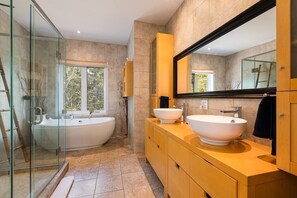 Baignoire, sèche-cheveux, serviettes fournies