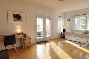 2 bedrooms, iron/ironing board, WiFi, bed sheets - Hôtel à la maison - Villa Beaudry, spa et fleuve (Saint-Irénée)