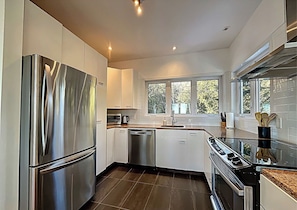 Fridge, microwave, oven, stovetop - Hôtel à la maison - Villa Beaudry, spa et fleuve (Saint-Irénée)