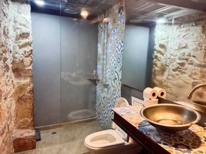 Shower, towels, soap, toilet paper - Casa Colonial Ubicada en Getsemani (cartagena)